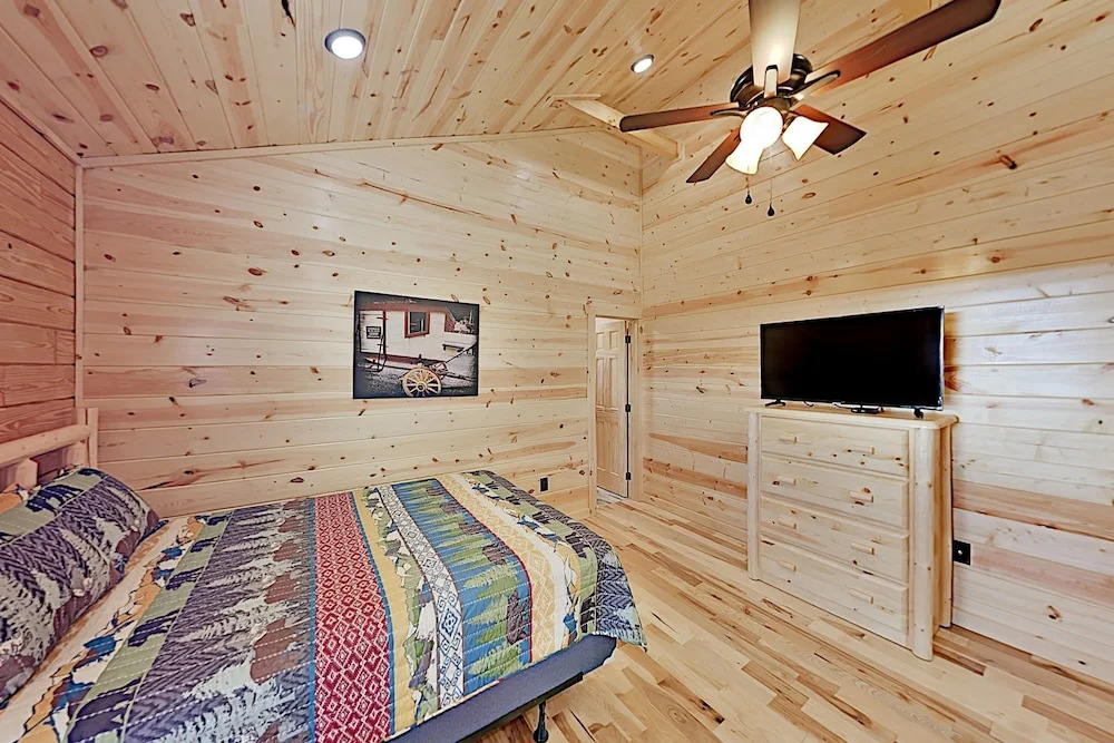 Southern Comfort: All-suite Getaway W/ Hot Tub 2 Bedroom Cabin