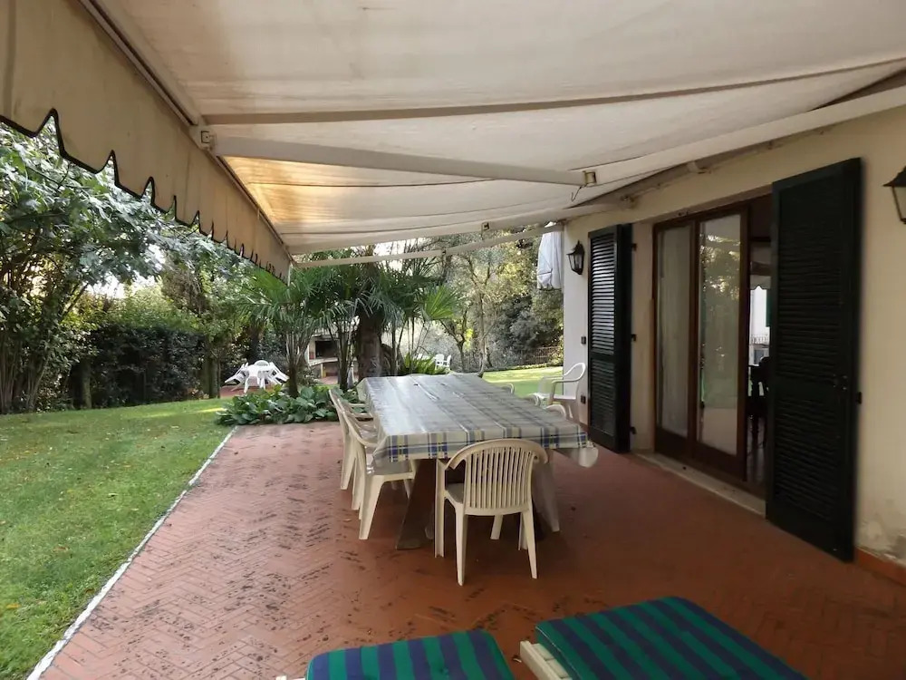 Exclusive Villa Dipped in a Wide Private Park, big Pool, on the Garda Lake