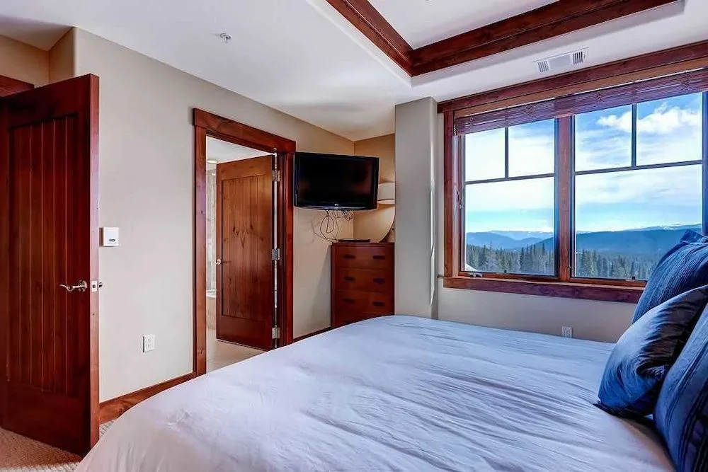 One Ski Hill Place 8312 - Ski In/Ski Out by RedAwning