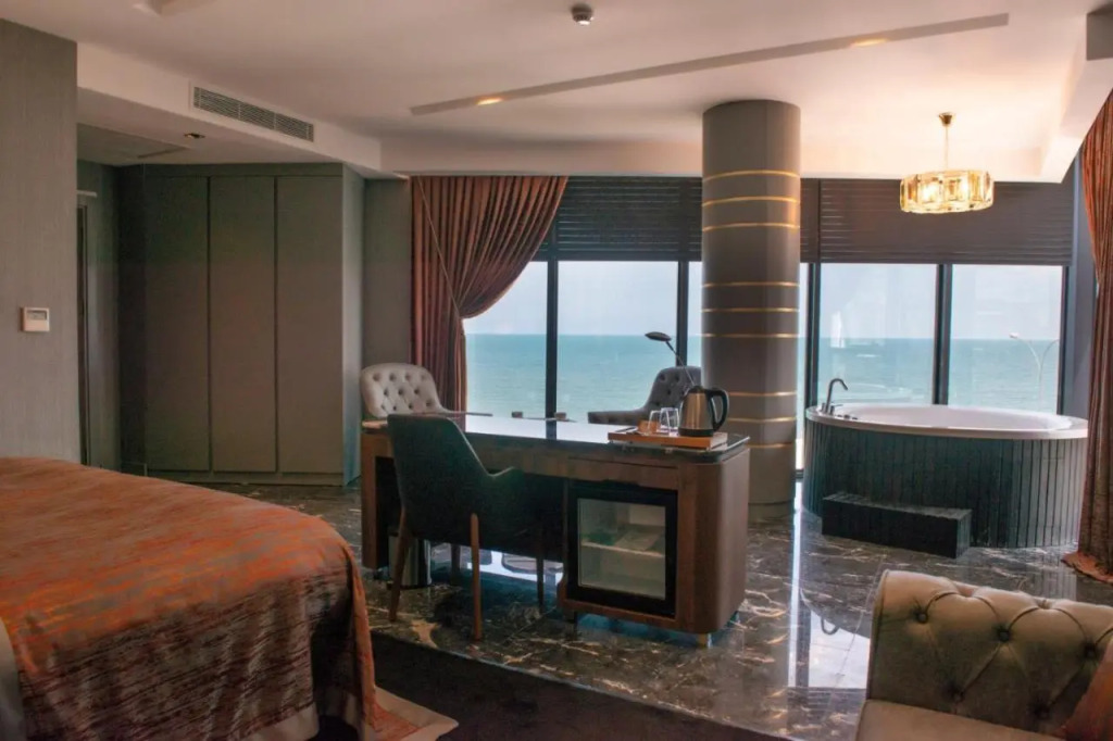 B&C HOTEL