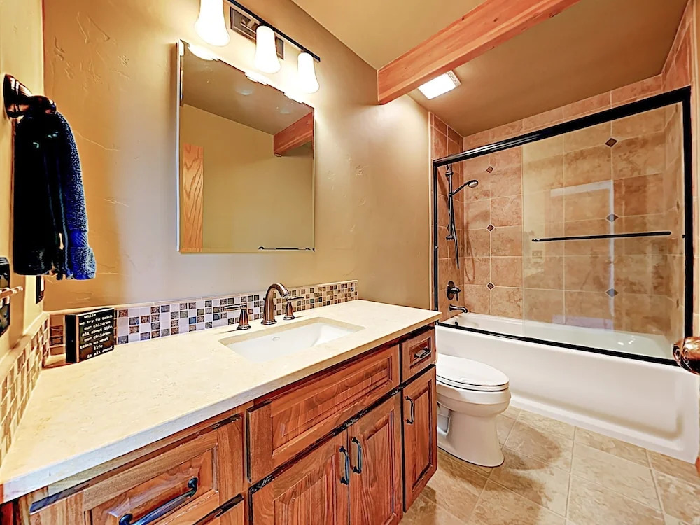 River Hideaway W/ Boat Slip, Kayaks & Hot Tub 4 Bedroom Home