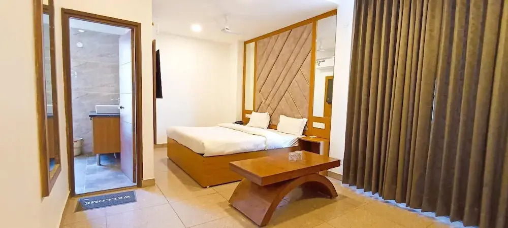 Hotel Lake View - Near Sukhna Lake