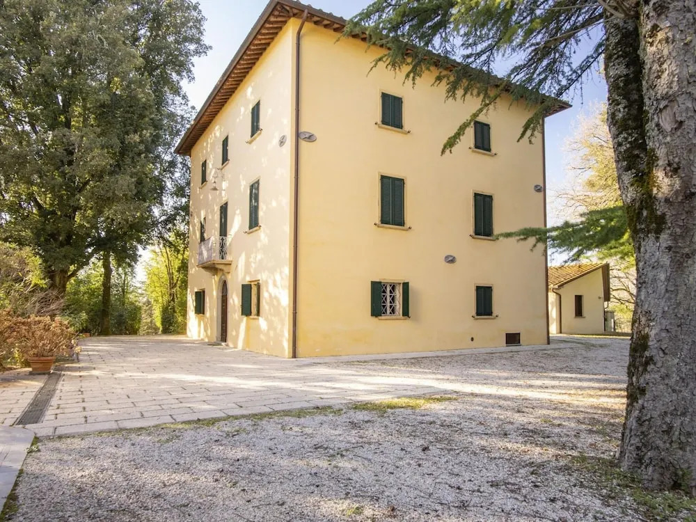 Apartment near Donatello Sculpture