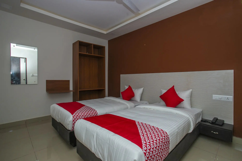 Hotel O Varcity Phi Premium Pavilion ,Above HDFC Bank ,Near Anjaneya Temple Madiwala, Hosur Main r