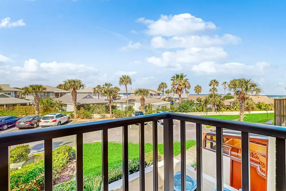 Recently Updated Resort Condo With 2 Pools, 2 Balconies, Ocean Views, Bbq, & W/D