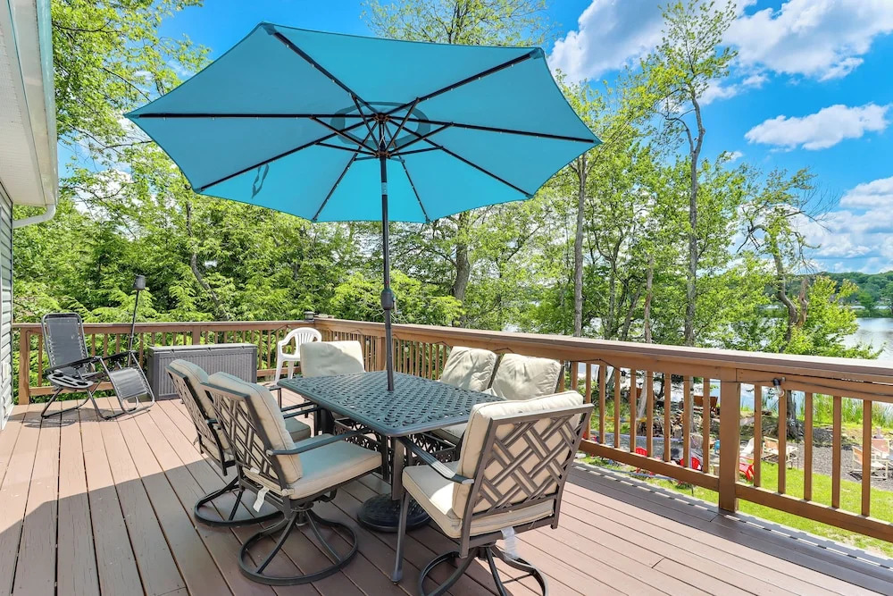 Lakefront Pocono Retreat w/ Hot Tub & Movie Hub