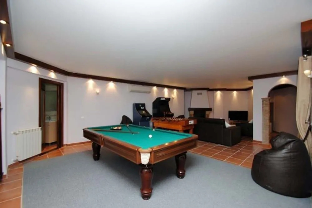 Villa Santa Rosa - Conforto e lazer com piscina e zona de jogos em Armação de Pêra