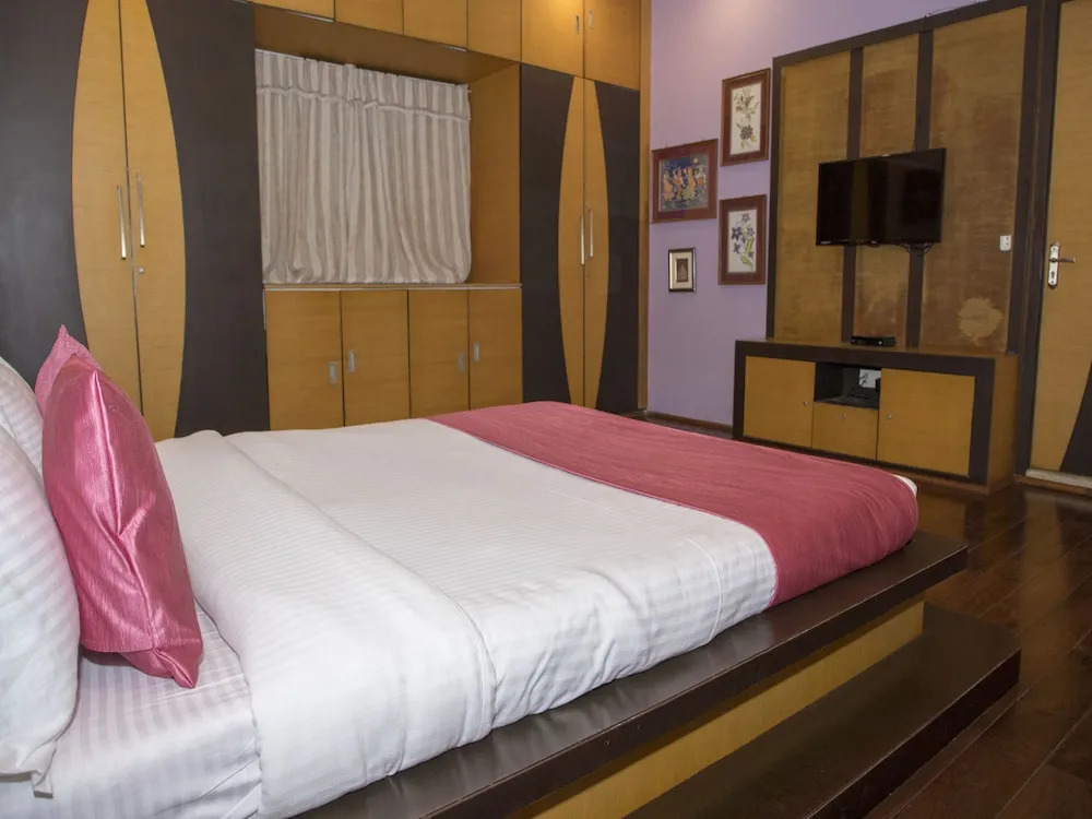 OYO 11345 Hotel White House Inn