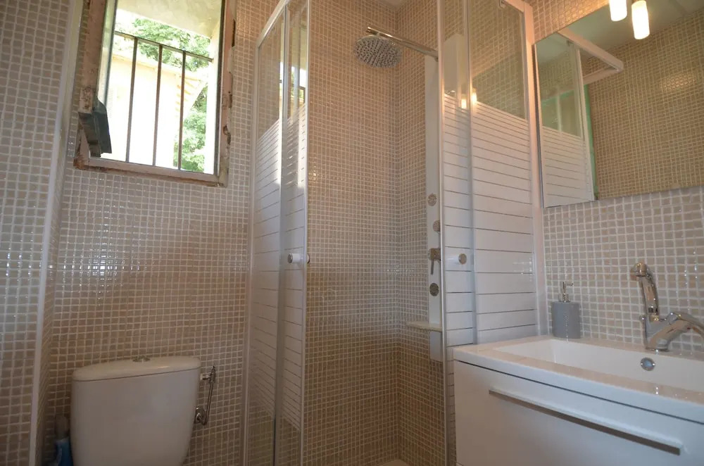 Quiet Modern Studio In The Heights Of The Port Of Nice