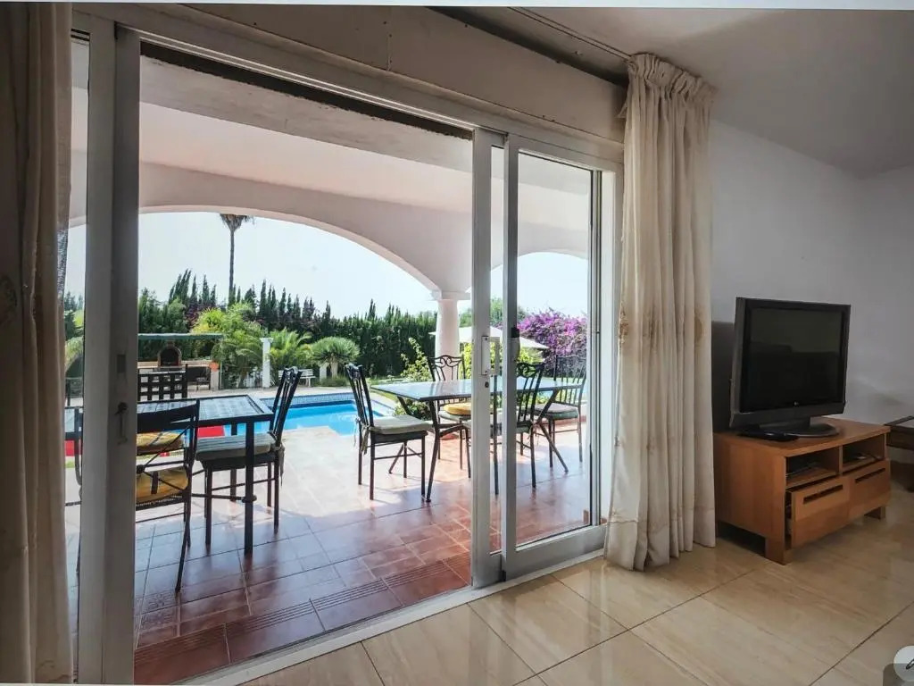 Marbella beautiful renovated villa 5 bedrooms, 3 bathrooms, private heated pool, close beach plage, 10 to 12 people, ping pong, private pétanque