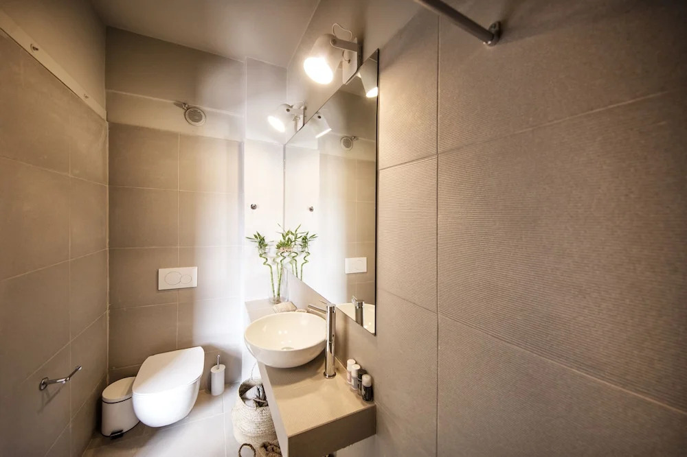 Stylish Sunny Apartment 1 stop to City Center by VillaRentalsgr