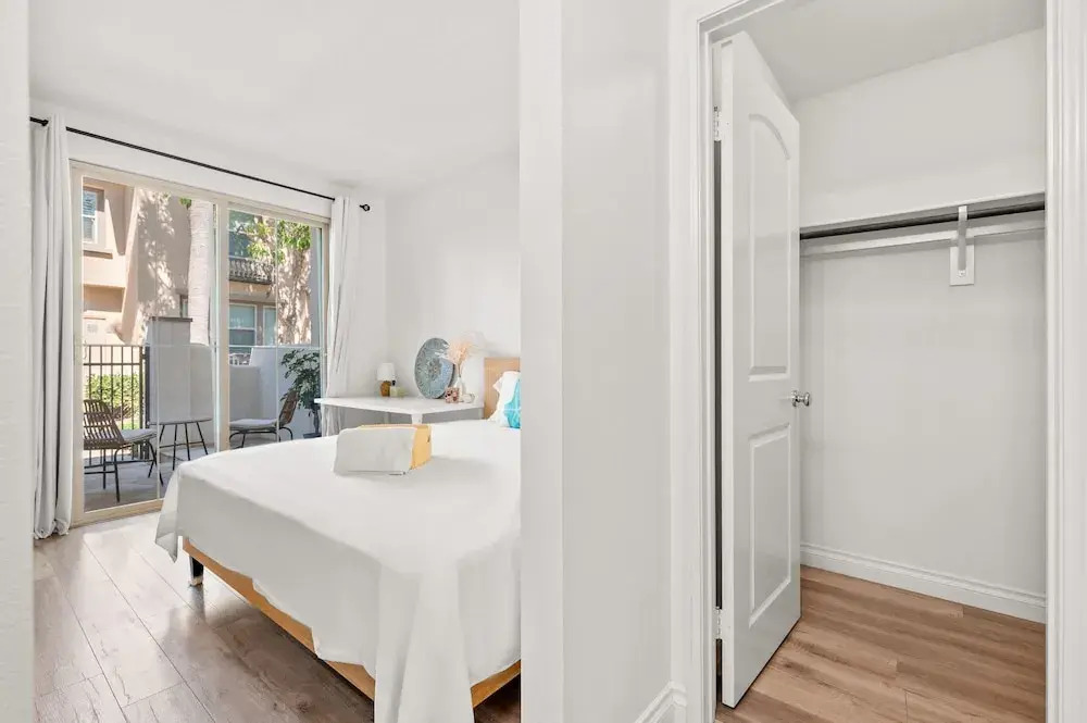 Private Entry Cozy Suite w Patio Bath Kitchenette