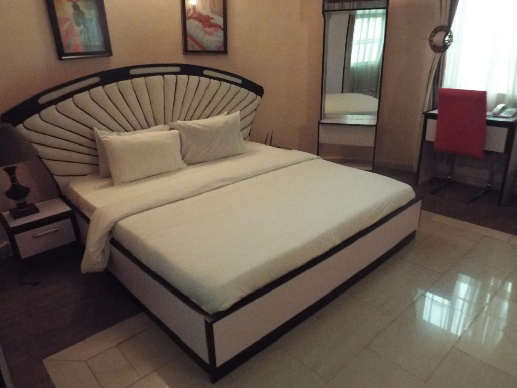 Royalview Hotel And Suites