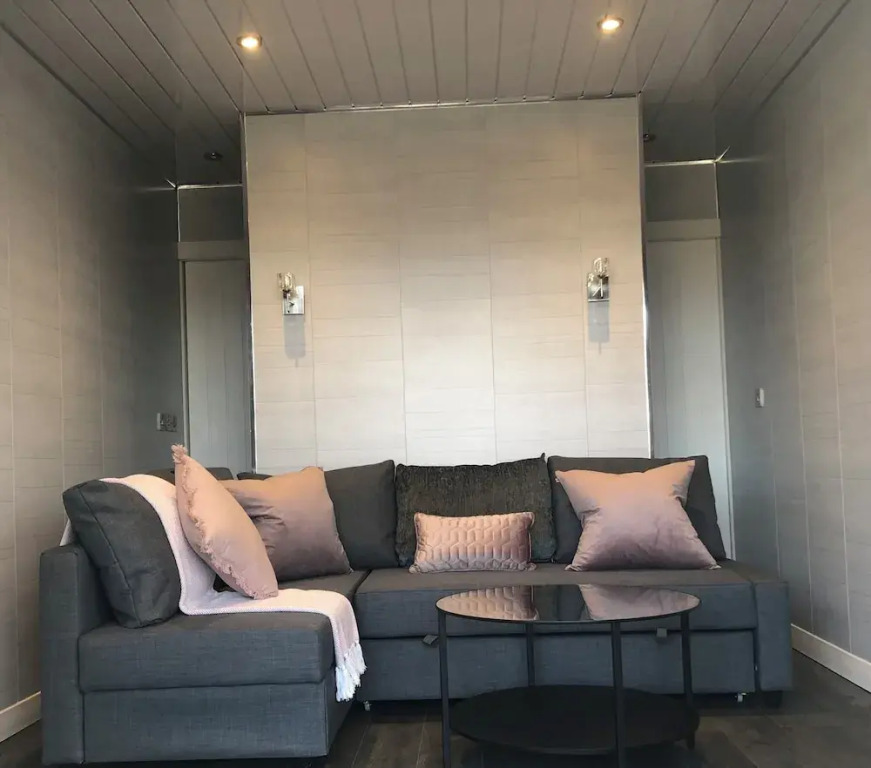 The Boatyard Glamping Lodges-Fairline Lodge