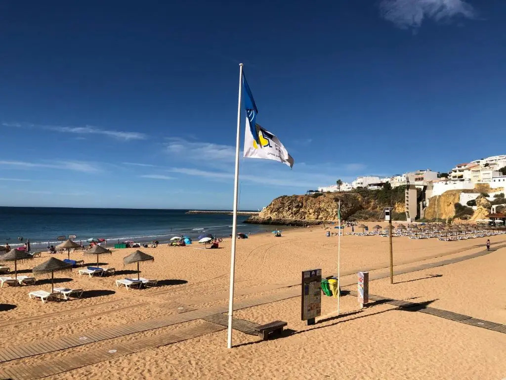 Deluxe apartment in Albufeira old town, 200m walk to beach, pool parking