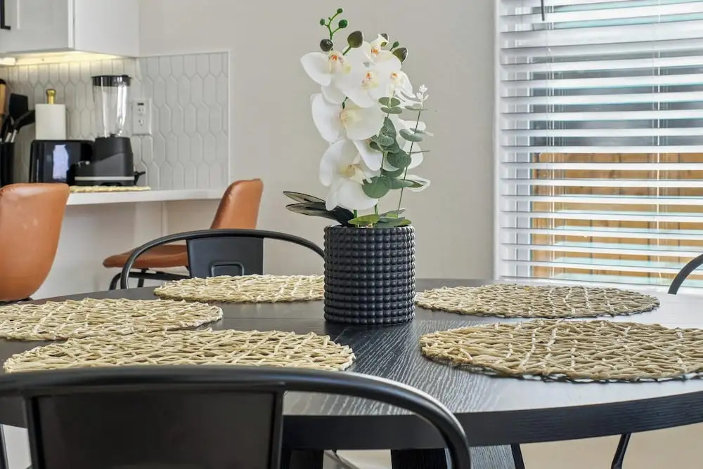 Perfect 2BR 2BA Base Clean Modern Near Downtown