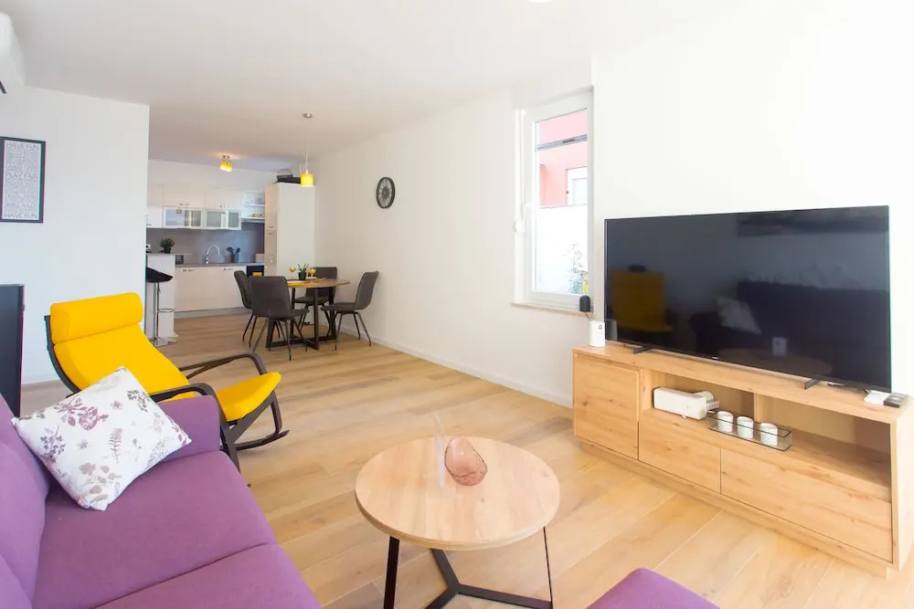 Sunshine Deluxe 80m2 Apartment With Pool, 50 m2 Garden Lounge and Outdoor Space