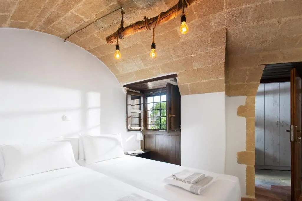 Myrsinis Castle House - Comfortable Residence with Large Balcony & Sea View