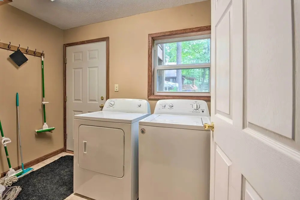 2 Mi to Lake Harmony: Gem w/ Game Room & Deck