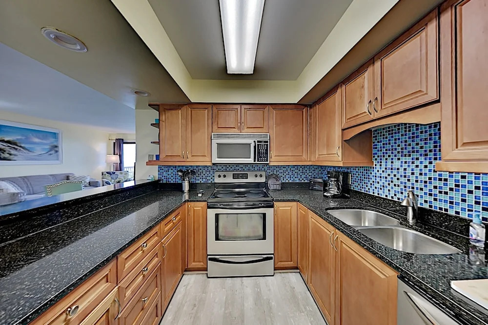 Lovely Surfside Shores Gem: Beach Access & Pool 2 Bedroom Condo