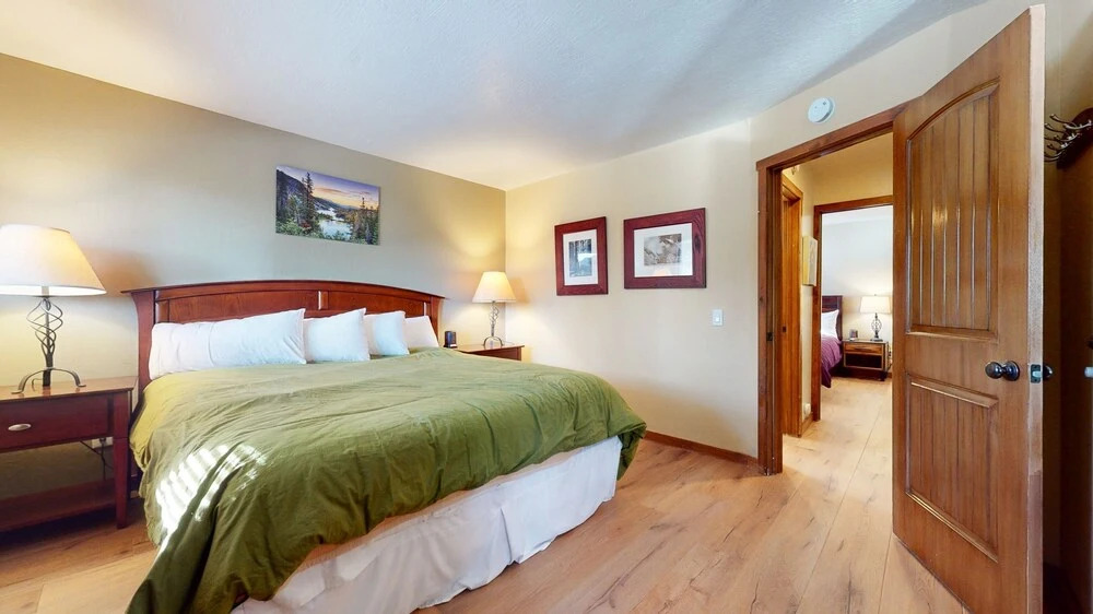Mammoth View Villas 40 Walk to The Village Gondola, Private Grill and Washer Dryer by RedAwning