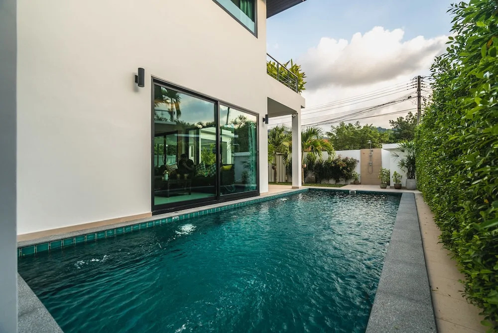 Villa White Pool