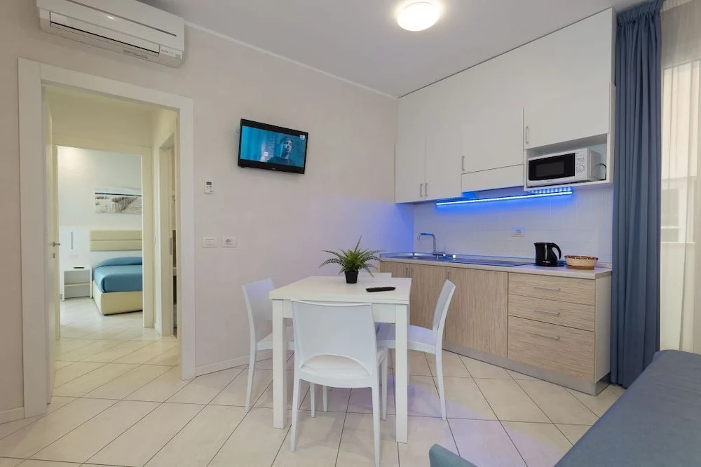 White Suite & Apartments