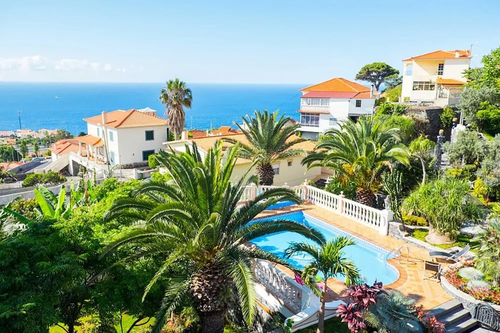 Studio in Caniço, With Shared Pool, Enclosed Garden and Wifi - 1 km From the Beach