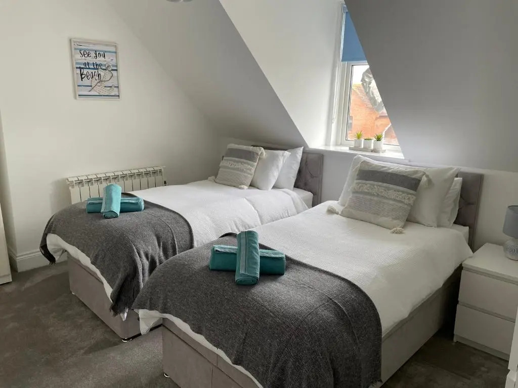 Spacious 3-Bed, Town Centre, Parking, Near Beach