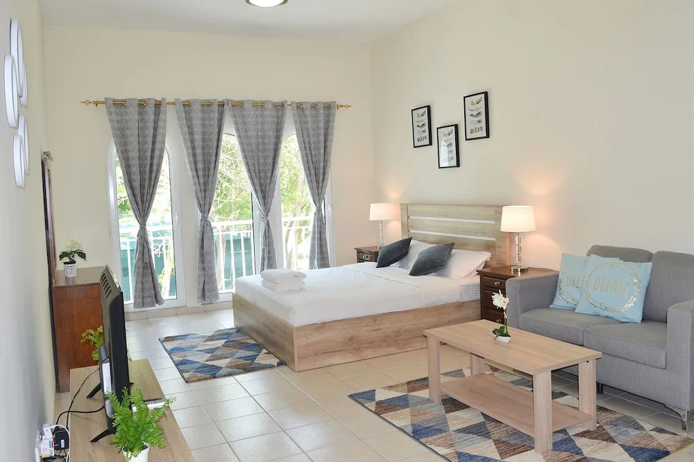 NMR - New Spacious Studio flat