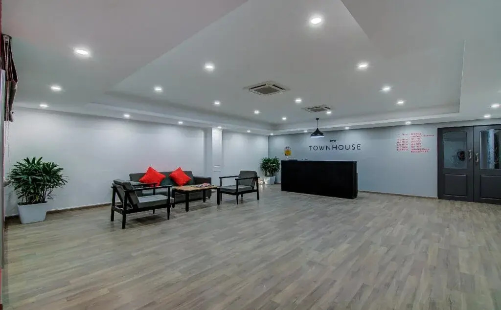 OYO Townhouse 042 Urvashi Theatre