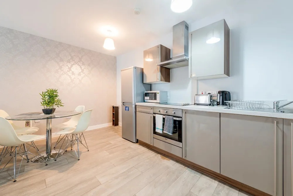 3 Bedroom Apartment Near City Centre With Parking