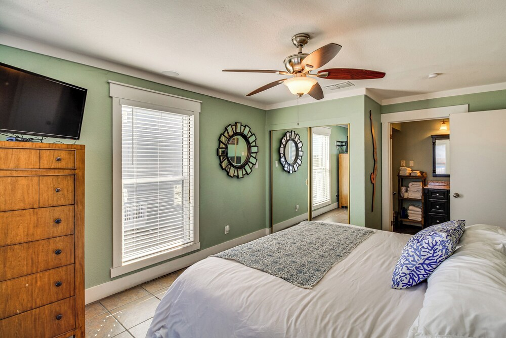 Walk to Beach! Pet-friendly Mustang Island Retreat