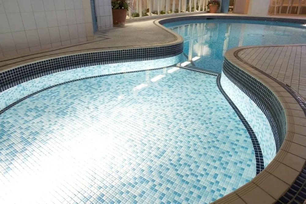 Red Lea Apartments with Pool and Spa