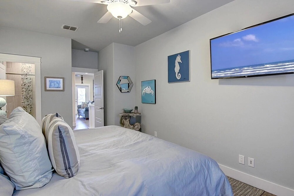 Saltwater Hippie 3 Bedroom Condo by Redawning