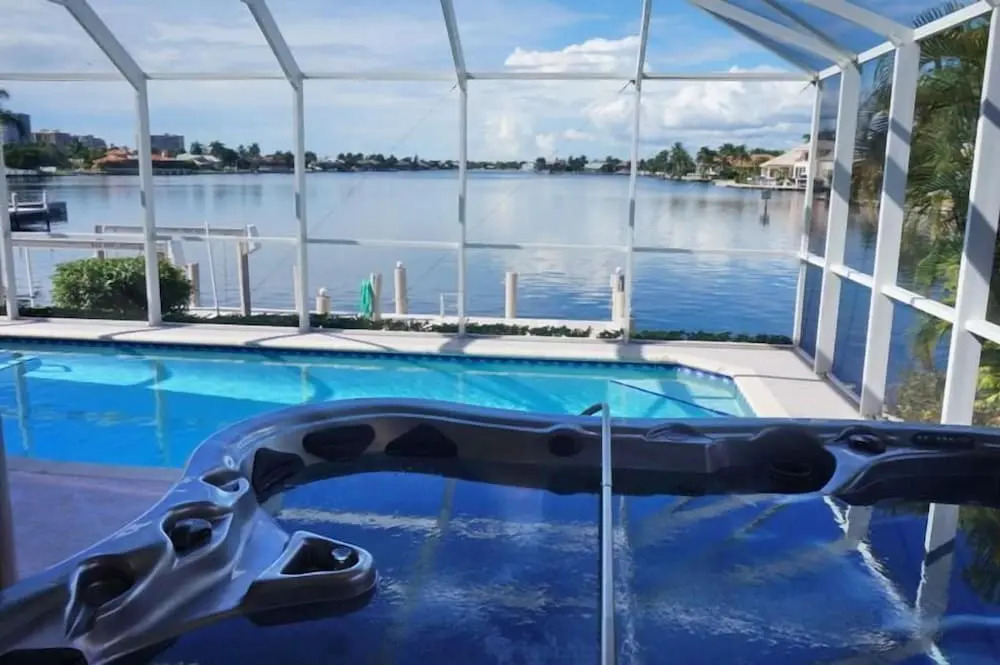 TO1120 4 Bedroom Holiday Home by Marco Naples Vacation Homes