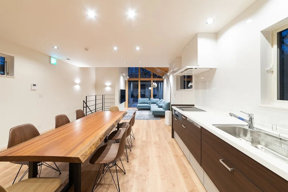 Black Crane Chalet by Hakuba White Fox Company
