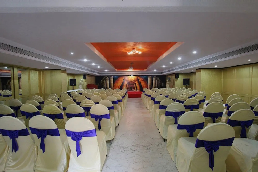 OYO 4452 Hotel Pigeon International