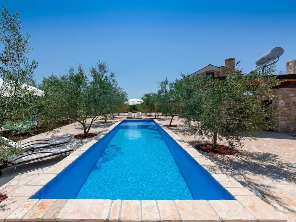 Charming Holiday Home With Pool, Jacuzzi and Privacy in the Middle of an Olive Grove