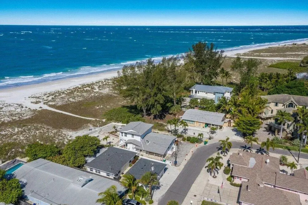 The Beach House 2 2 Bedroom Home by RedAwning