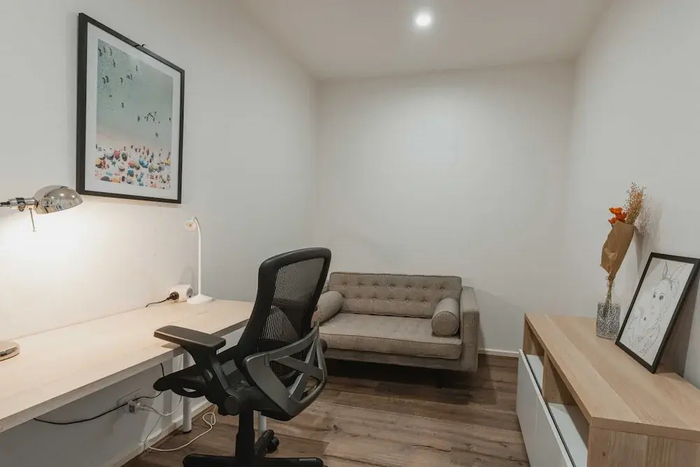 Lonsdale St 1-bed Unit With Study Area and Parking