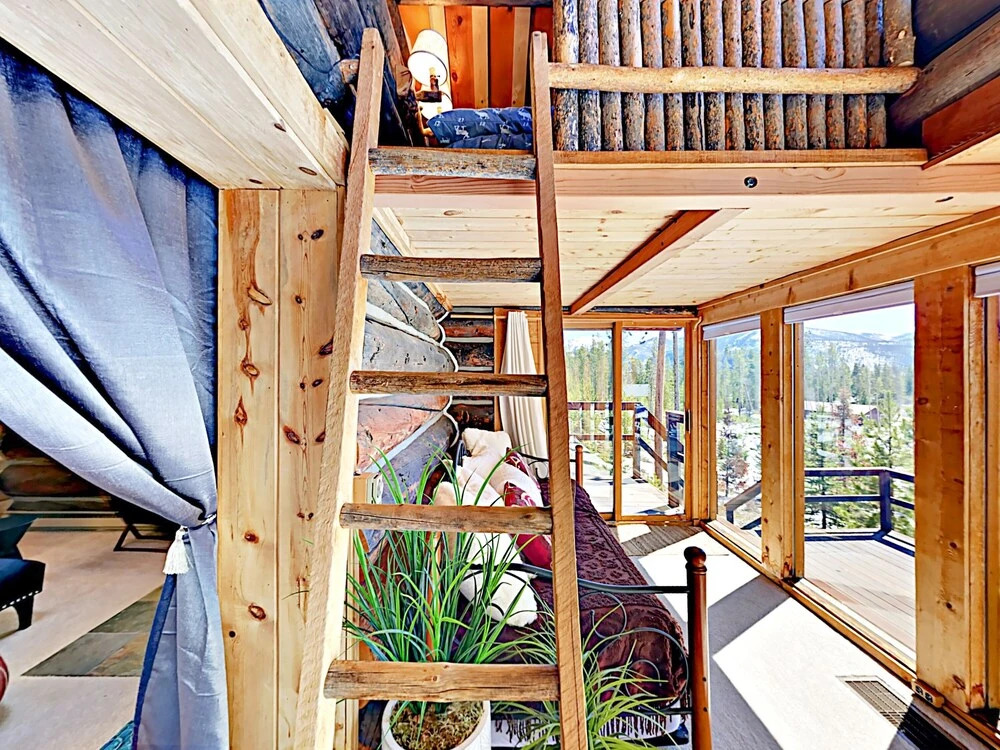 Secluded Mountain-view Log , Near Snow Trails 2 Bedroom Home
