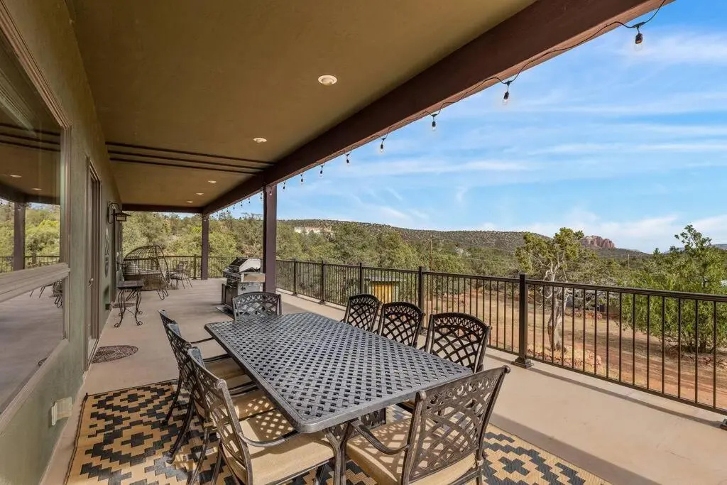 Close to Fresh Creek! Sleeps 12 ~ Amazing Views w/Serene Open Space ~ Hot Tub + Game Room ~ Trails outside