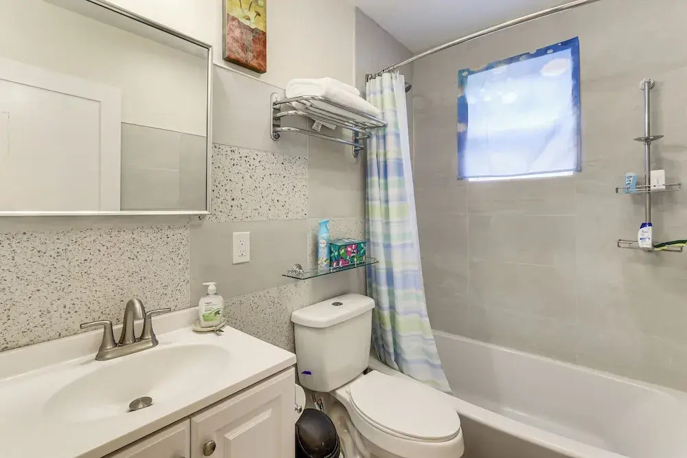 6 Mi to Dtwn New Haven: Duplex w/ Shared Yard