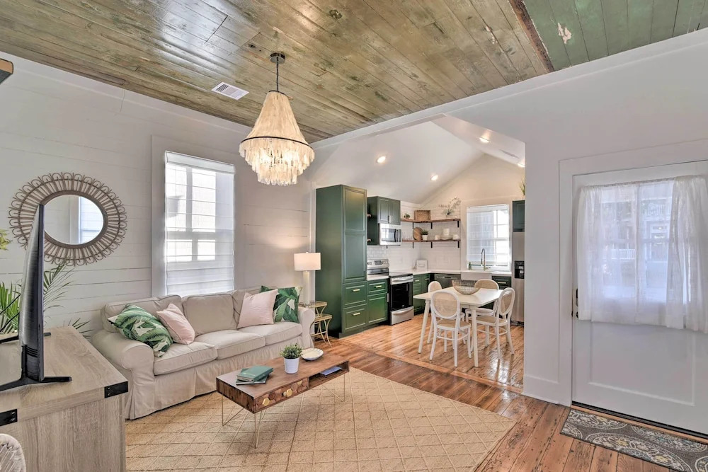 Near Beach & Strand: Bright Cottage in Galveston