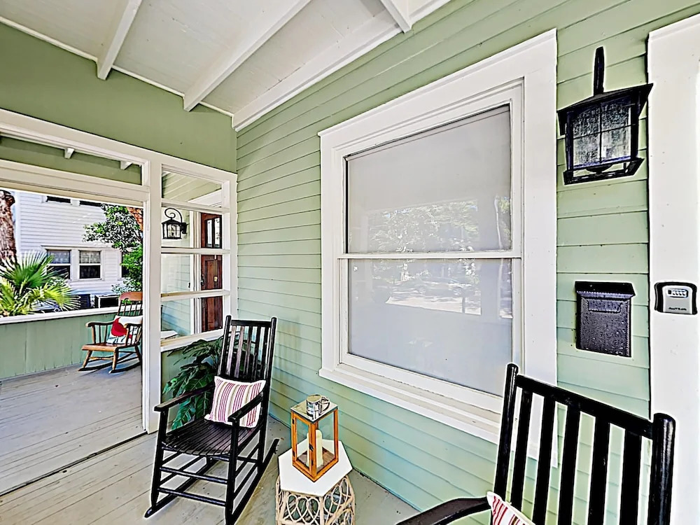 New Listing! Classic Charm In The City W/ Sunroom 4 Bedroom Duplex