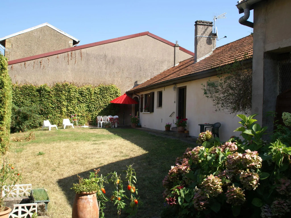 Snug Holiday Home with Fenced Garden, Garden Furniture, BBQ