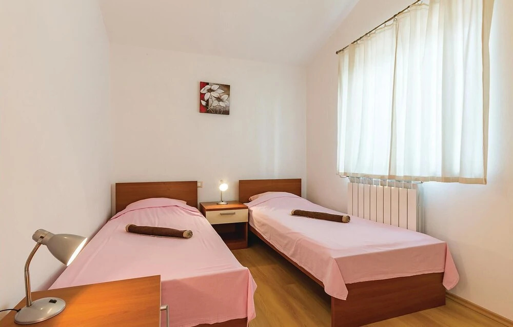 Beautiful Home in Liznjan With Wifi and 6 Bedrooms