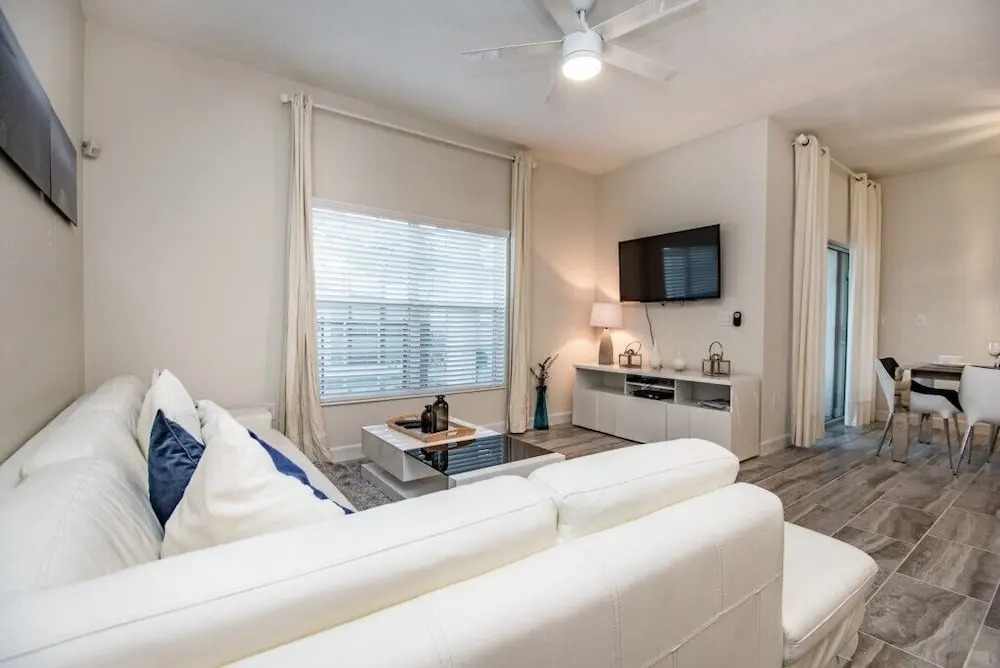 4 Bdrm With Private Pool