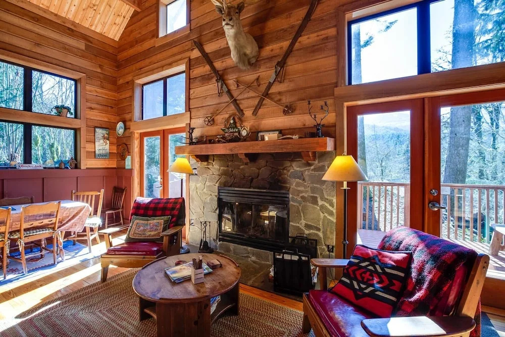 44mbr - Hot Tub- Pets Ok - Wifi - Bbq - Sleeps 8 2 Bedroom Home by RedAwning